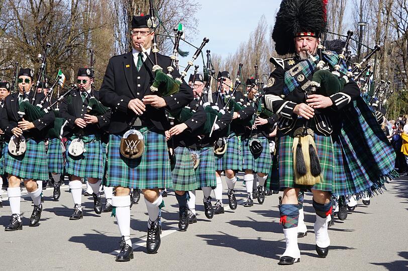 Am Sonntag marschierten bei strahlendem Sonnenschein die Teilnehmer der St.-Patricks-Day-Parade auf der Leopoldstraße in München.