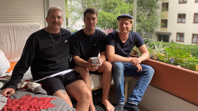 Für Simon Ganslmeier (r.) und seine Spezl gibt's kein Feierabendbier im Englischen Garten &ndash; die Polizei sperrt sie aus.
