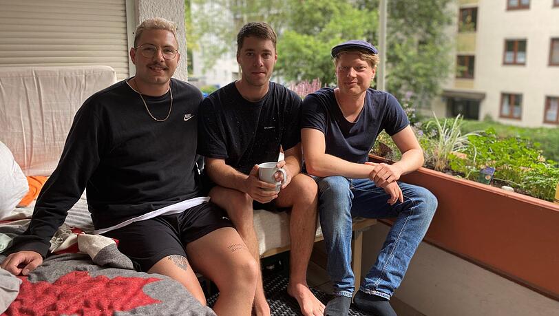 Für Simon Ganslmeier (r.) und seine Spezl gibt's kein Feierabendbier im Englischen Garten &ndash; die Polizei sperrt sie aus.
