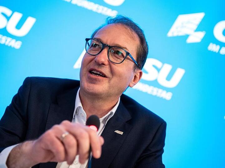 Alexander Dobrindt sitzt bei einer Pressekonferenz. Foto: Matthias Balk/dpa/Archivbild