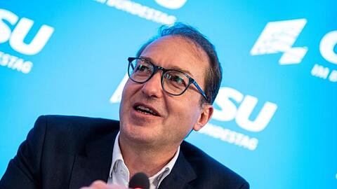 Alexander Dobrindt sitzt bei einer Pressekonferenz. Foto: Matthias Balk/dpa/Archivbild
