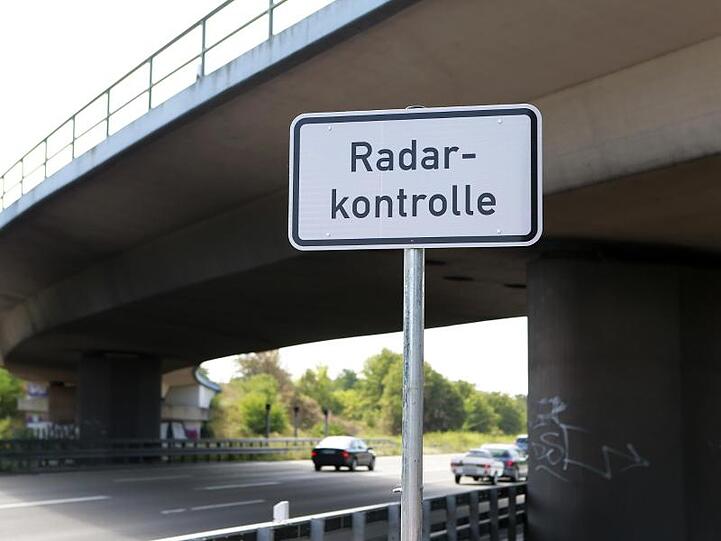 Die Polizei hat bei zwei Geschwindigkeitskontrollen erneut gravierende Verstöße festgestellt. (Symbobild)