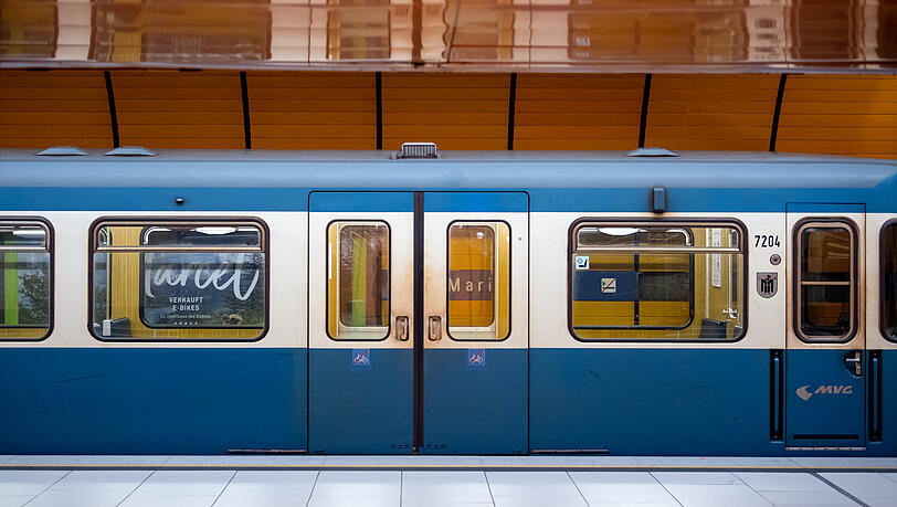 In einer Münchner U-Bahn griff ein Mann einen Fahrgast mit einem Messer an. (Symbolbild)
