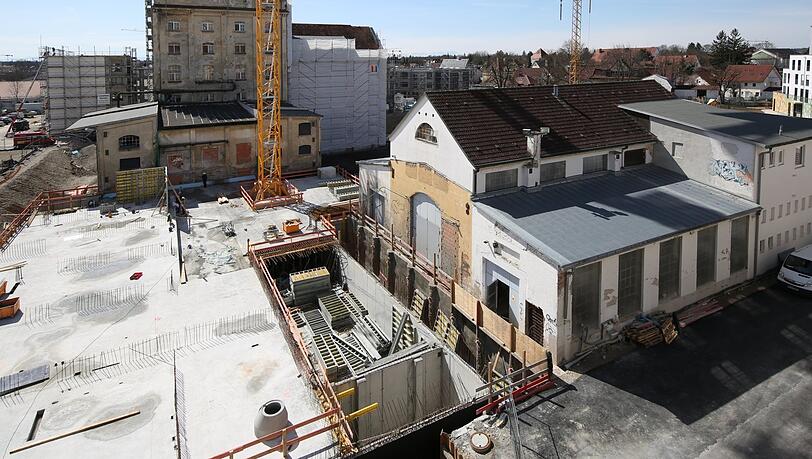 Großbaustelle auf dem Diamaltgelände. Ins Werkstattgebäude (vorne) könnte eine Gastronomie mit Biergarten einziehen.