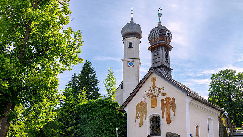 Maria-Hilf-Kapelle und Pfarrkirche St. Ägidius in Gmund am Tegernsee. Hier hat Friedrich Merz seinen Zweitwohnsitz und hier hat er zwischen den Regierungsgeschäften eine Pause gefunden. Maria-Hilf-Kapelle und Pfarrkirche St. Ägidius in Gmund am Tegernsee. Hier hat Friedrich Merz seinen Zweitwohnsitz und hier hat er zwischen den Regierungsgeschäften eine Pause gefunden.