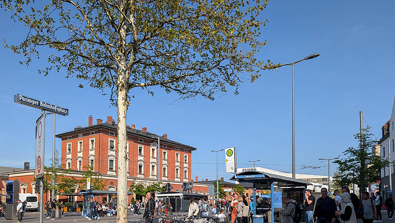 Hier sorgten die Bayern-Fans für einen Sachschaden von rund 200 Euro: Der Bahnhof Pasing (Symbolbild). Hier sorgten die Bayern-Fans für einen Sachschaden von rund 200 Euro: Der Bahnhof Pasing (Symbolbild).