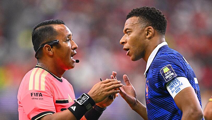 Den Frust der Franzosen um Kylian Mbapp&eacute; bekam auch Schiedsrichter Iv&aacute;n Barton zu sp&uuml;ren.