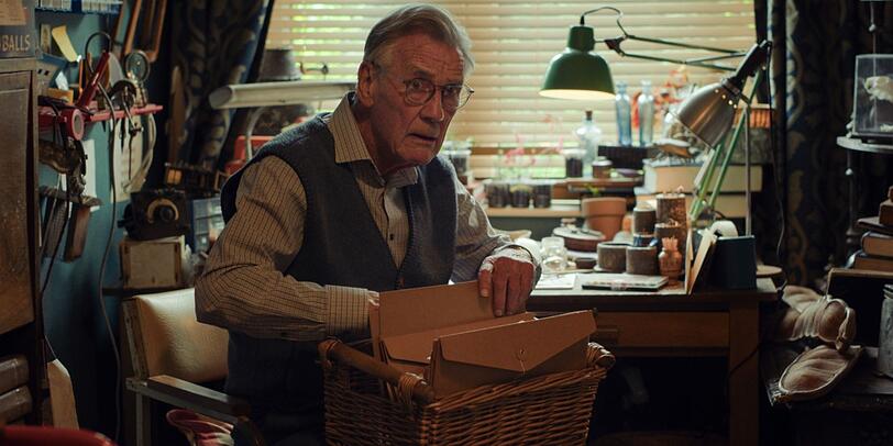 In einer unglaublich am&uuml;santen Rolle tritt Monty Python-Star Sir Michael Palin als dementer Senior mit alchemistischem Fachwissen auf.