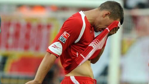 Fußballer der traurigen Gestalt: Kölns Nationalstürmer Lukas Podolski. Fußballer der traurigen Gestalt: Kölns Nationalstürmer Lukas Podolski.