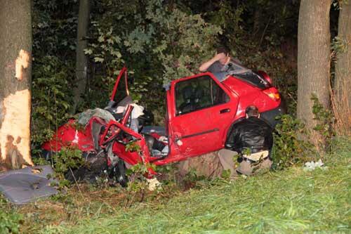 Fassungslos steht ein Kollege neben dem Autowrack der Feuerwehrfrau