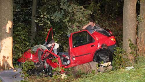 Fassungslos steht ein Kollege neben dem Autowrack der Feuerwehrfrau Fassungslos steht ein Kollege neben dem Autowrack der Feuerwehrfrau