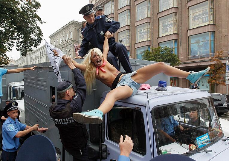 Sie sind wieder auf der Straße - die Nackt-Aktivistinnen der ukrainischen Frauenrechtsbewegung FEMEN. Hier protestierten sie publikumswirksam auf dem Dach eines Polizei-Fahrzeuges gegen die Inhaftierung von Ex-Regierungschefin Julia Timoschenko.
