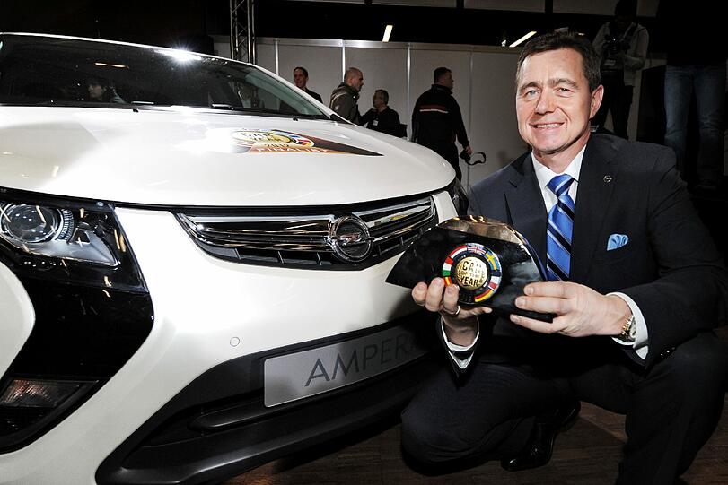 Zum "Auto des Jahres" kürten Journalisten aus 23 Ländern heuer den Opel Ampera. Opel-Vorstandsvorsitzender Stracke hält stolz die Auszeichnung in die Kamera.