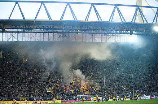 Borussia Dortmund hat es am Samstag perfekt gemacht. Der BVB ist zum achten Mal Deutscher Meister. So feiern die Fans die vorzeitige Titelentscheidung.