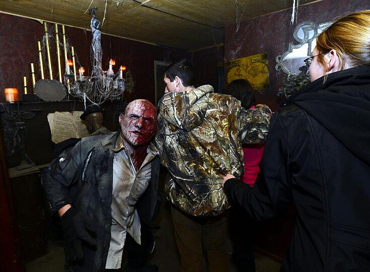 Die USA ist bekanntlich die Hochburg, wenn's um Halloween geht. So richtig gruselig wurde es am Mittwoch in Texas im Haunted House, wo tausende Besucher in wahrhaftig gruseligem Ambiente feierten...