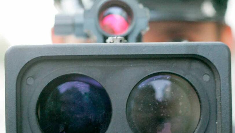 Mit so einer Laserpistole ist der 18-Jährige im Allgäu mit über 200 sachen auf der landstraße geblitzt worden Mit so einer Laserpistole ist der 18-Jährige im Allgäu mit über 200 sachen auf der landstraße geblitzt worden