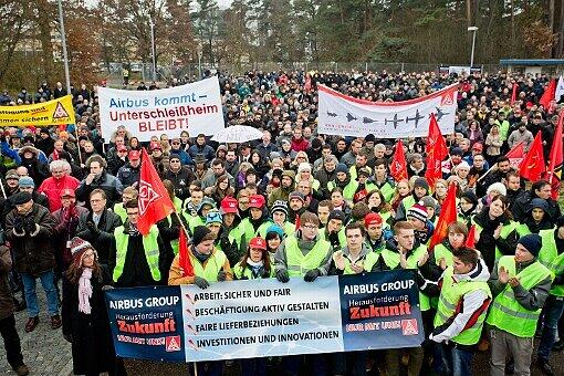Mehr als 2000 Beschäftigte haben sich in Manching versammelt.