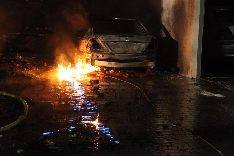 Das Auto völlig zerstört, die Garage in Vollbrand: In Waldkraiburg ist ein Carport abgebrannt. Die Bilder vom spektakulären Feuerwehreinsatz.