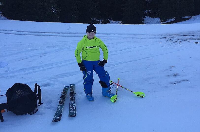 Skitour mit Kindern am Berg.