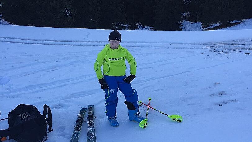 Skitour mit Kindern am Berg. Skitour mit Kindern am Berg.