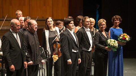 Erwin Ortner, Nikolaus Harnoncourt und die Solisten Ruben Drole, Johannes Chum, Laura Aikin und Elisabeth Kulman (v.l.) nach Beethovens &bdquo;Missa solemnis&ldquo; im Großen Festspielhaus.
