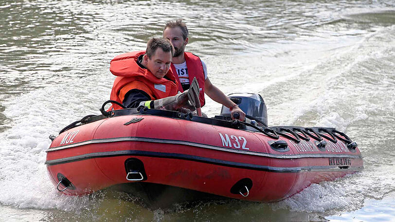 Dutzende Rettungskräfte und zwei Hubschrauber waren im Einsatz, um bei Straßlach fünf Personen und zwei Hunde aus der Isar zu retten. Die Bilder.