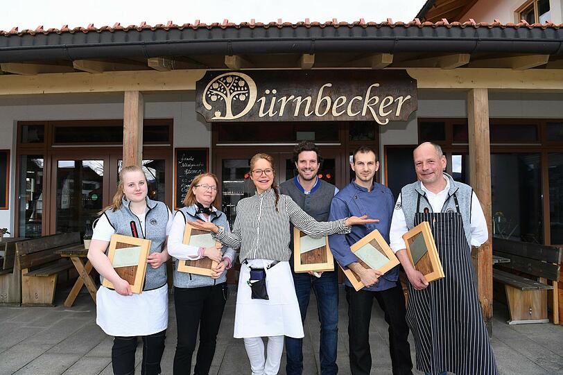 Stolz: Doreen Dietel (M.) und ihr Team vorm Dürnbecker.