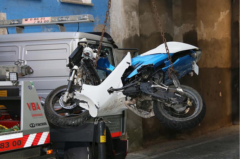 Der Roller auf dem zwei junge Männer ohne Helm gefahren und verunglückt sind.