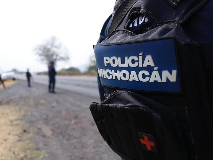 Polizisten bei einem Einsatz an einer Hauptstraße in Uruapan in Mexiko.