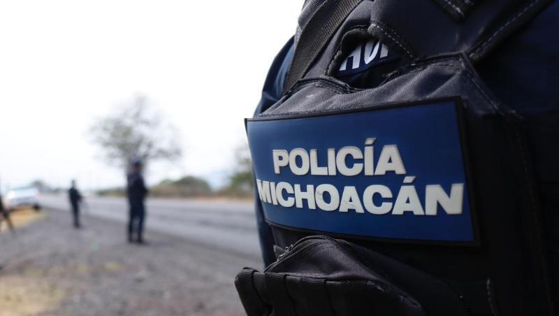 Polizisten bei einem Einsatz an einer Hauptstraße in Uruapan in Mexiko. Polizisten bei einem Einsatz an einer Hauptstraße in Uruapan in Mexiko.