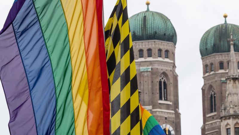 Eine Regenbogenfahne weht vor den Türmen der Münchner Frauenkirche. Foto: Peter Kneffel