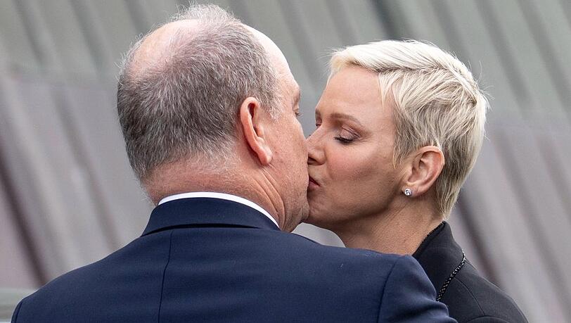 Fürst Albert II. und Fürstin Charlène küssten sich vor einer Ausstellungseröffnung in Oslo.