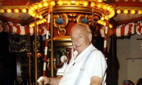 Der &bdquo;Holzwurm&ldquo; in seinem Metier: Christoph Vogel, hier auf einem Kinderkarussell auf der Auer Dult, starb jetzt im Alter von 86 Jahren.