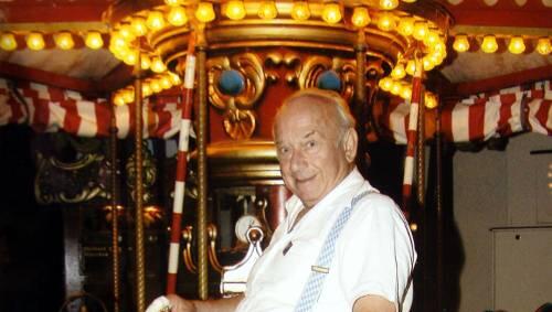 Der „Holzwurm“ in seinem Metier: Christoph Vogel, hier auf einem Kinderkarussell auf der Auer Dult, starb jetzt im Alter von 86 Jahren. Der „Holzwurm“ in seinem Metier: Christoph Vogel, hier auf einem Kinderkarussell auf der Auer Dult, starb jetzt im Alter von 86 Jahren.