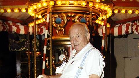 Der &bdquo;Holzwurm&ldquo; in seinem Metier: Christoph Vogel, hier auf einem Kinderkarussell auf der Auer Dult, starb jetzt im Alter von 86 Jahren.