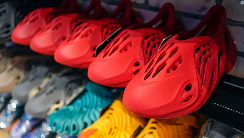 Yeezy-Schuhe von Adidas werden im Laced Up, einem Sneaker-Wiederverkaufsladen ausgestellt.