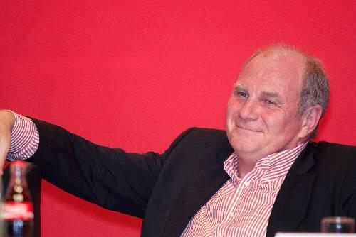 Er hörte zu und genoss: Uli Hoeneß am Freitag bei der Jahreshauptversammlung am Nockherberg.