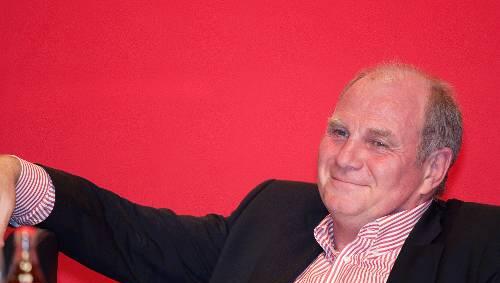 Er hörte zu und genoss: Uli Hoeneß am Freitag bei der Jahreshauptversammlung am Nockherberg. Er hörte zu und genoss: Uli Hoeneß am Freitag bei der Jahreshauptversammlung am Nockherberg.