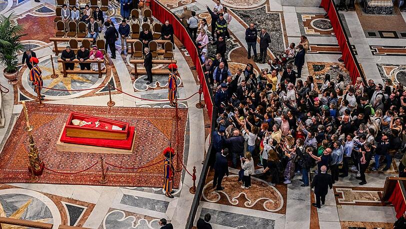 Die ersten Besucher warteten bereits seit dem frühen Mittwochmorgen, um sich von Papst Franziskus zu verabschieden.