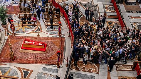 Die ersten Besucher warteten bereits seit dem frühen Mittwochmorgen, um sich von Papst Franziskus zu verabschieden.