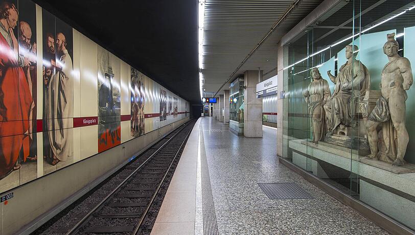 An den Gleisen stehen zahlreiche Repliken von Kunstwerken verschiedener Epochen. Die Vitrinen und Schauk&auml;sten laden dazu ein, kurz innezuhalten.