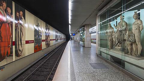 An den Gleisen stehen zahlreiche Repliken von Kunstwerken verschiedener Epochen. Die Vitrinen und Schauk&auml;sten laden dazu ein, kurz innezuhalten.