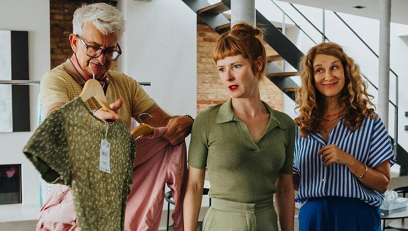 "Eine Wingwoman verliebt sich nicht": Wingwoman Caro (Chiara Schoras, r.) und ihr Assistent Heiner (Dominic Raacke) verhelfen Anya (Sarah Bauerett) zu einem neuen Style.