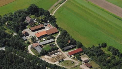 Die Kornkammer des Nürnberger Tiergartens: das Gut Mittelbüg von oben. Die Kornkammer des Nürnberger Tiergartens: das Gut Mittelbüg von oben.