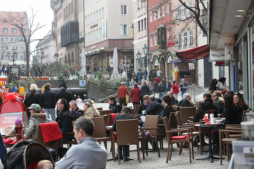 aum scheint die Sonne und die Temperaturen steigen an, füllen sich die Nürnberger Straßencafés &ndash; wie hier in der Königstraße.
