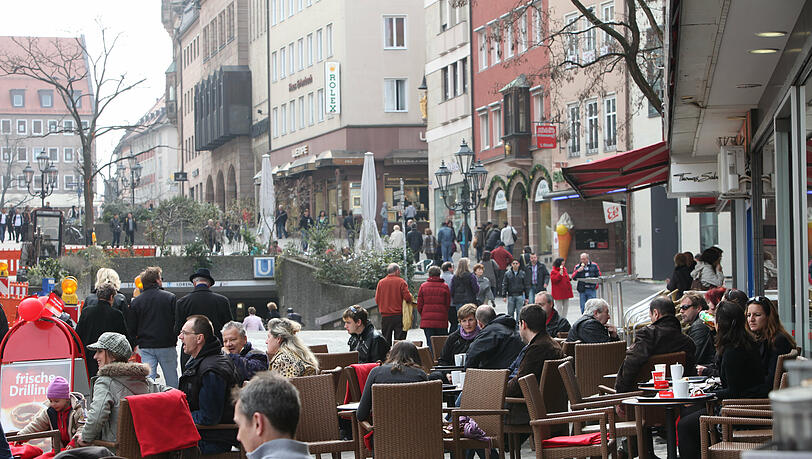 aum scheint die Sonne und die Temperaturen steigen an, füllen sich die Nürnberger Straßencafés – wie hier in der Königstraße. aum scheint die Sonne und die Temperaturen steigen an, füllen sich die Nürnberger Straßencafés – wie hier in der Königstraße.