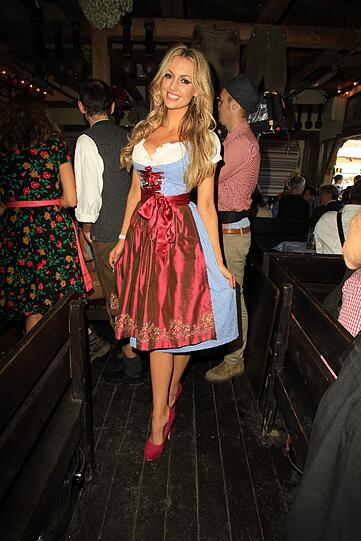 Playmate Rosana Davison im süßen Dirndl.