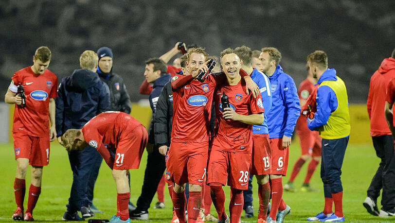 Die Heidenheim-Spieler jubeln über den erstmaligen Einzug ins Viertelfinale. Die Heidenheim-Spieler jubeln über den erstmaligen Einzug ins Viertelfinale.