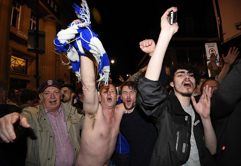 Auch bei den Fans der Foxes brachen alle Dämme. In der Innenstadt von Leicester machten sie mit schrillen Outfits, nackter Haut oder coolen Plakaten die Nacht zum Tage.