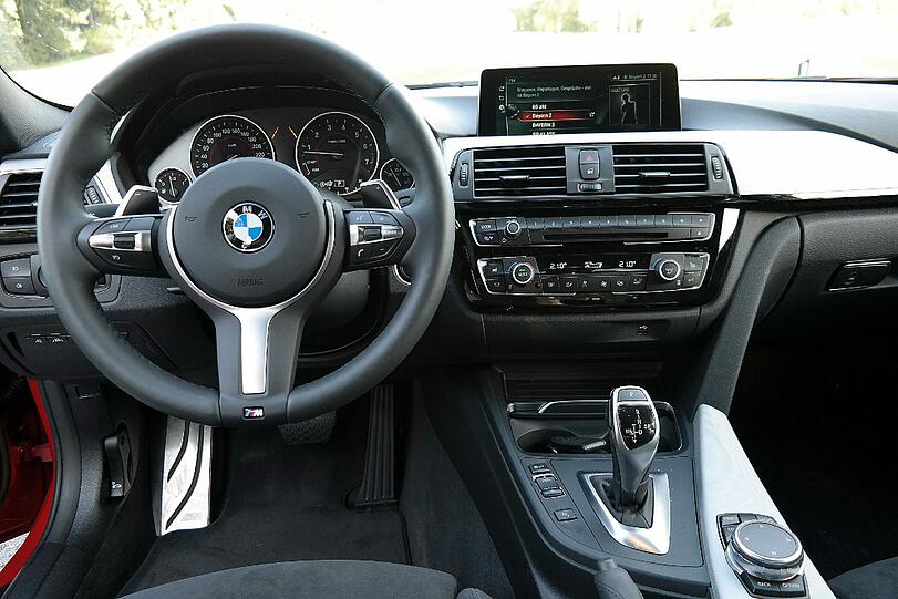 Gut aufgeräumter Arbeitsplatz: Mit den Bedienelementen des aktuellen 3er BMW kommt man sehr schnell zurecht.